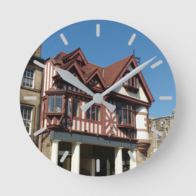 Tudor oak frame Gebäude, Edinburgh, Schottland Runde Wanduhr (Vorderseite)