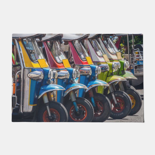 Tuk Tuks in Reihe  Fußmatte (Vorderseite)