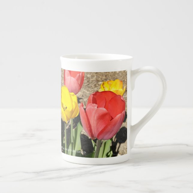 Tulip Teacup von RoseWrites Prozellantasse (Rechts)