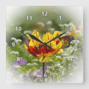 Tulpe-Blume und Monarch-Schmetterling Quadratische Wanduhr