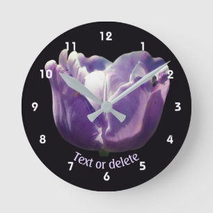Tulpenblume mit personalisierter Biene Runde Wanduhr
