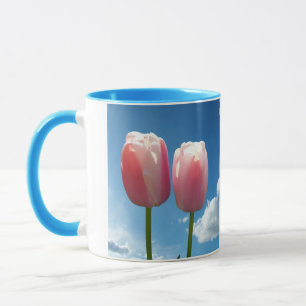 Tulpenblumen unter blauem Himmel Tasse