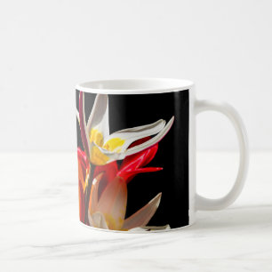 Tulpenblumen vor schwarzem Hintergrund Tasse