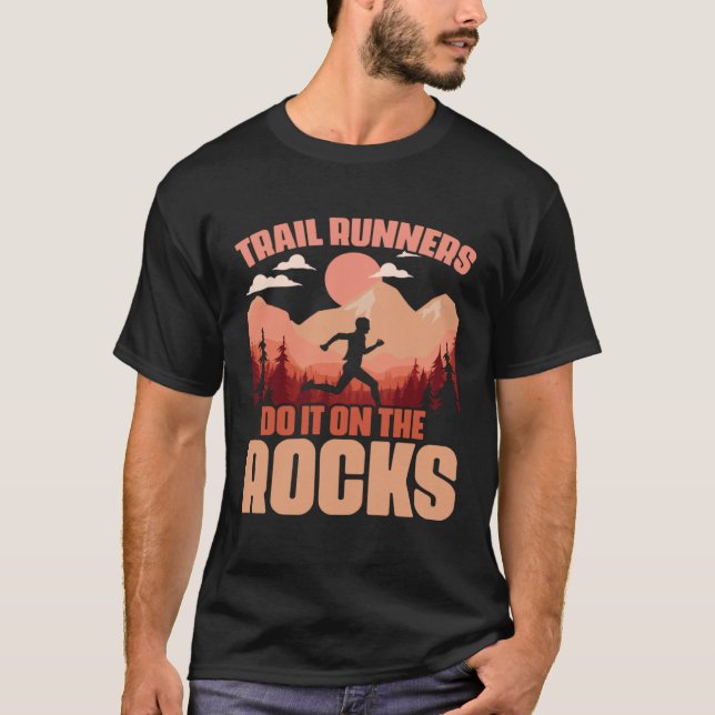 Tun Sie es auf dem Felsen Berg Wanderweg Lauf T-Shirt (Vorderseite)