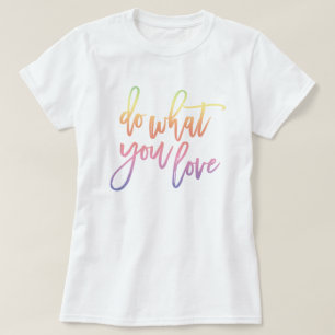 Tun Sie, was Sie Liebe Pastel Rainbow Script T-Shirt