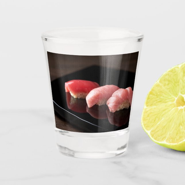 Tuna Trio on Black – Elegant Sushi Glass by SUSHIM Schnapsglas (Vorderseite)