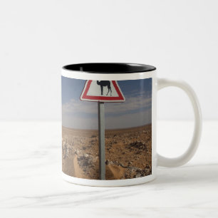 Tunesien, Ksour-Gebiet, Ksar Ghilane, Öl-Pipeline Zweifarbige Tasse