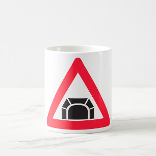 Tunnel-Warnstraßenschild Verkehrssymbol Kaffeetasse
