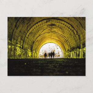 Tunnelstraße nach Nirgendwo bryson Stadt Natursee  Postkarte