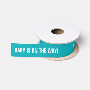 Türkis-Baby auf dem Weisen-personalisierten Band Satinband