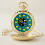 Türkis-gelber personalisierter Name trägt Taschenuhr<br><div class="desc">Perfektes Geschenk für jedermann das Lieben amerikanischer Fußball,  Hockey,  Baseball oder Softball. Fertigen Sie es mit Ihrem Namen,  Zahl und Ihrer Lieblingshintergrundfarbe besonders an.</div>