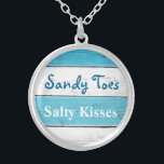 Türkis Sandy Toes salzige Kuss-Halskette Versilberte Kette<br><div class="desc">Dieser Spaß und tropisches Silber überzogene Halskette wird mit dem niedlichen Sprichwort "Sandy-Zehe-salzige Küsse" auf einem Türkis und einem weißen gestreiften Hintergrund betont und macht es ein süßes Geschenk für die Braut,  Brautjungfern oder Blumenmädchen.</div>