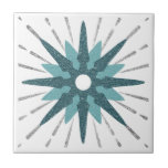 Türkis & Silver Sternexplosion Fliese<br><div class="desc">Moderne Kachel mit großer, türkisfarbener Retro-Sternexplosion, die als Mittelpunkt dient, ergänzt durch moderne silberne Sternexplosion-Designelemente. Modernes himmlisches Design in türkisfarbener und weißer Farbpalette. Ein Entwurf einer koordinierenden Sammlung. Entworfen als Vorlage, erstellen Sie Ihr eigenes benutzerdefiniertes Design mit den angegebenen Feldern, oder verwenden Sie die Schaltfläche "Nachricht", um den Designer um...</div>