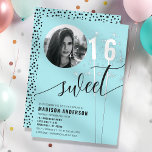 Türkis Sparkler Sweet 16 Geburtstag Foto Folieneinladung<br><div class="desc">Laden Sie Ihre Freunde und Familie zu einem zauberhaften Sweet 16 Fest mit dieser schillernden Folie ein. Mit einem spielerischen Muster von türkisfarbenen und schwarzen Punkten und funkelnden Sparklern bietet dieses Design auch einen besonderen Platz für ein Foto des Geburtstagsmädchens. Die perfekte Art, den Ton für ein unvergessliches Party Set....</div>