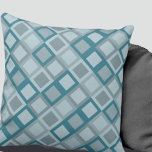 Türkis und grau geometrisches Muster Kissen<br><div class="desc">Das moderne Kissen ist mit einem türkisfarbenen und grauen geometrischen Blockmuster in Grautönen auf einem einfachen türkisfarbenen Hintergrund versehen. Dieses geometrische Design basiert auf Kombinationen aus wiederholten quadratischen Blöcken, die zu einem stilvollen geometrischen linearen Farbblockmuster überlagert werden. Ein modernes dekoratives Kissen für Ihr Schlafzimmer oder Ihren Lieblingsstuhl, ein stilvolles Kissen...</div>