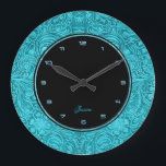 Türkisblaue Imitat mit Lederverzierung Große Wanduhr<br><div class="desc">Elegante Imitat aus Blumenleder mit Blumenmotiv und Prägung. Embossed Look ist nicht real,  sondern digitale Bildeffekt.  Design ist alles Bilder und keine metallische Oberfläche. Wenn Sie Hilfe bei der Anpassung eines meiner Designs benötigen,  wenden Sie sich an ArtOnWear Designer. Kostenlose Textformatierung mit Live-Hilfe auf Anfrage.</div>