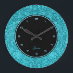 Türkisblaue Imitat mit Lederverzierung Große Wanduhr<br><div class="desc">Elegante Imitat aus Blumenleder mit Blumenmotiv und Prägung. Embossed Look ist nicht real,  sondern digitale Bildeffekt.  Design ist alles Bilder und keine metallische Oberfläche. Wenn Sie Hilfe bei der Anpassung eines meiner Designs benötigen,  wenden Sie sich an ArtOnWear Designer. Kostenlose Textformatierung mit Live-Hilfe auf Anfrage.</div>