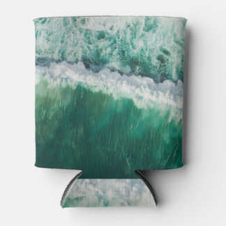 Türkisblaue Luftwelle: Drohnenschuss Dosenkühler