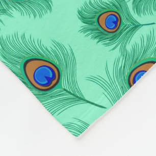 Türkisblaue Pfauenfedern auf dem Wasser Fleecedecke