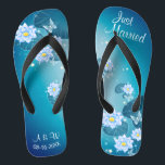 Türkisblaues Blumenmuster Hochzeit nur verheiratet Flip Flops<br><div class="desc">Diese eleganten Flip Flops mit Blumenmuster auf türkisblauem Hintergrund und Hochzeitswörtern Typografie sind eine hübsche Idee für Ihre Hochzeit. Sie fügen Ihrem Hochzeitstag, Junggeselinnen-Abschied oder anderen Feierlichkeiten eine stilvolle Glamour hinzu. Strich Anpassen Sie es mit Ihrer Formulierung durch die Vorlagenfelder. Wenn Sie gewollt haben, um den Stil, die Farbe oder...</div>