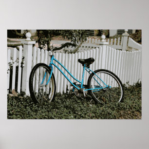 Türkisblaues Fahrrad auf einem weißen Zaun Poster