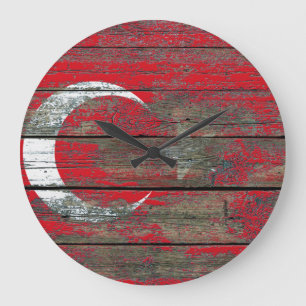 Türkische Flagge auf rauem Holz verschalt Effekt Große Wanduhr