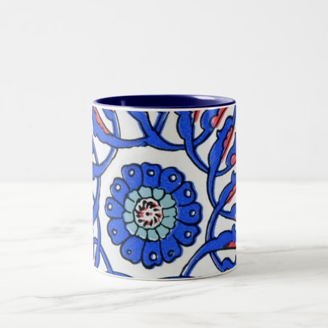 Türkische Fliesen-blaues Blumen-Makromuster Zweifarbige Tasse (Mittel)