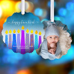 Türkisches Foto Hanukkah Menorah Candles Moderne Ornament Karte<br><div class="desc">"Happy Hanukkah." Eine spielerische, moderne, künstlerische Illustration von Boho Musterkerzen und handgeschriebenen Kalligrafien helfen Ihnen, den Urlaub in Hanukka stilvoll zu gestalten. Die blauen Kerzen mit bunten Imitat-Folienmustern überlagern einen türkisfarbenen Farbverlauf bis hin zu weißem, texturiertem Hintergrund auf der Vorderseite. Dein Lieblings-Foto schmückt den Rücken. Genießen Sie die Wärme und...</div>