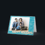 Türkisfarben und rosa Linien Modernes Personalisie<br><div class="desc">Say Happy Holidays im Stil mit dieser lustigen und trendigen personalisierten Fotokarte,  mit türkisblauem Hintergrund gestreift und rot-rosa Typografie.</div>