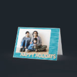 Türkisfarben und rosa Linien Modernes Personalisie Feiertagskarte<br><div class="desc">Say Happy Holidays im Stil mit dieser lustigen und trendigen personalisierten Fotokarte,  mit türkisblauem Hintergrund gestreift und rot-rosa Typografie.</div>