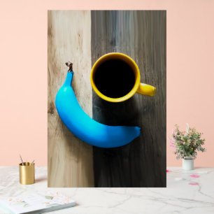 Türkisfarbene Banane und Tasse mit gelbem Kaffee - Acrylschild