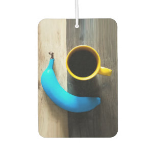 Türkisfarbene Banane und Tasse mit gelbem Kaffee - Autolufterfrischer