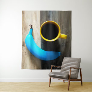 Türkisfarbene Banane und Tasse mit gelbem Kaffee - Wandteppich
