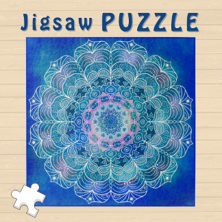 Türkisfarbenes detailliertes Mandala auf tiefblaue Puzzle