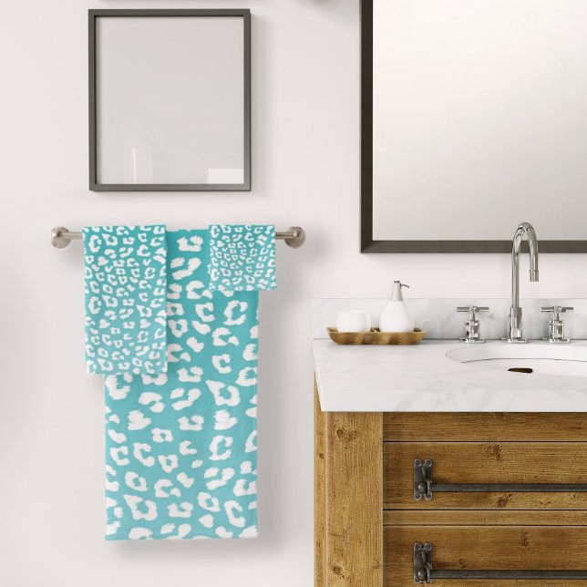 Türkisfarbenes Leopard-Druckmuster Badhandtuch Set (Turquoise Leopard Print Pattern Bath Towel Set by Looly Elzayat
)