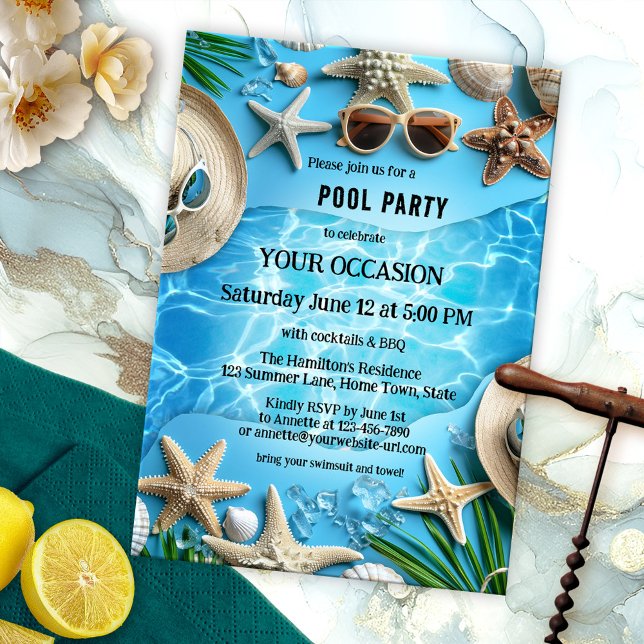 Türkisfarbenes Sommerpool-Party Einladung (Pool party invitation featuring a turquoise design with starfish, summer hats around a swimming pool)