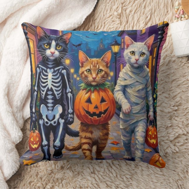 Turkish Angora Cats In Halloween Costumes Kissen (Decke)