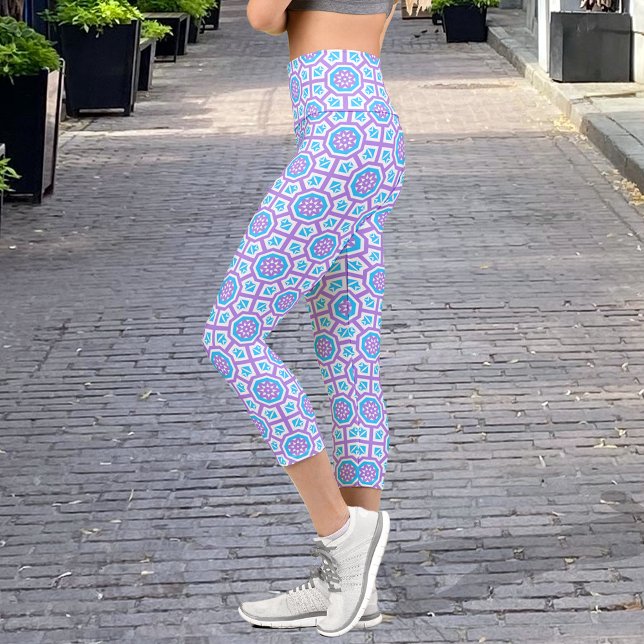 Türkisweißes und Lila, elegantes geometrisches Mus Capri Leggings (Von Creator hochgeladen)