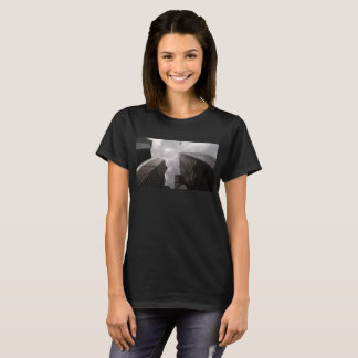 Turm in der Stadt. T-Shirt