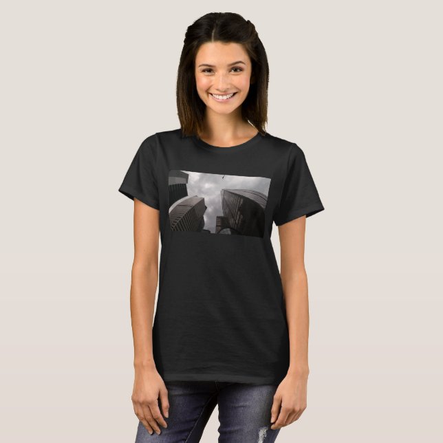 Turm in der Stadt. T-Shirt (Vorne ganz)