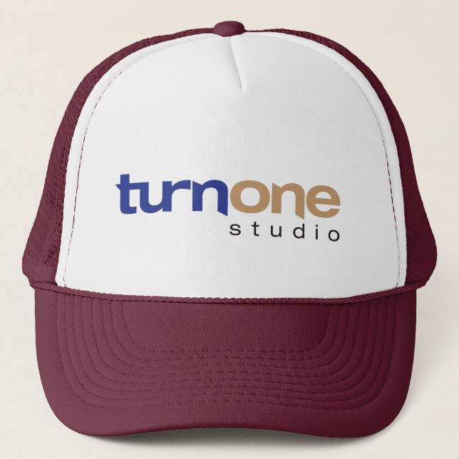 Turn One Studio Logo Trucker Hat Truckerkappe (Vorderseite)