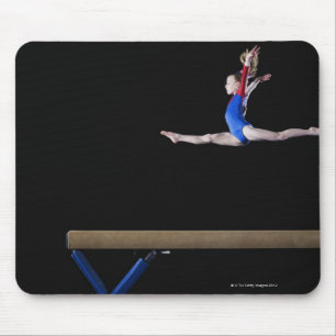 Turnast (9-10) springen auf Balancestrahl 2 Mousepad