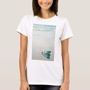 Turnhallen-Schuhe auf Strand T-Shirt