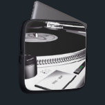 Turntable Laptopschutzhülle<br><div class="desc">In den 80er Jahren wurde die Turntable zum Hauptwerkzeug des DJs, um Tanzmusik zu kreieren und die berühmten Mixtapes zu komponieren, indem man zwei Turntable mit zwei Platten kombinierte. Die DJs der 80er Jahre waren die ersten Pioniere, die die mobilen DJ-Systeme herausbrachten. Ihre Liebe für Musik inspirierte sie, tanzbare Hi...</div>