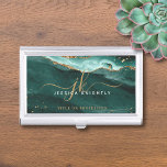 Turquoise Aquamarin Agate Geode Monogram Gold Scri Visitenkarten Dose<br><div class="desc">Moderner, stilvoller beruflicher Visitenkartenhalter mit türkisfarbenen, aquamarinen Agaten und Imitaten goldene Glitzer-Venen und Akzente personalisiert mit extravaganten Kalligraphie-Skript-Monogramm-Initialen. HILFE: Für Hilfe bei Designänderungen oder Personalisierungen, Farbänderungen, der Übertragung des Designs auf ein anderes Produkt oder der Koordination von Gegenständen, wenden Sie sich bitte an den Designer, bevor Sie über den Zazzle...</div>