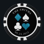 Turquoise Card Anzug Hochzeitdatum und Name Gefäll Pokerchips<br><div class="desc">Die perfekte Gaumenfreude oder Tischdekoration,  um Ihre Las Vegas Hochzeit zu personalisieren,  diese funkelnd Imitate Glitzer Blau,  Schwarz und Weiß-Poker Chips und setzen Sie Ihre einzigartige Note auf die glamouröse Veranstaltung.</div>