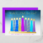 Turquoise Hanukkah Candles Peace Liebe Real Gold Folien Feiertagskarte<br><div class="desc">"Frieden, Liebe und Licht." Eine spielerische, moderne, künstlerische Abbildung von Boho Musterkerzen in einer Menorah hilft Ihnen, den Urlaub von Hanukkah zu beginnen. Die blauen Kerzen mit farbenprächtigen echten Goldfolienmustern, echten Goldfolienflammen und Menorah überlagern einen türkisfarbenen Farbverlauf zu weißem, texturiertem Hintergrund. Imitate heiß rosa lila Diamantfolien auf einem blauen Hintergrund...</div>