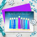 Turquoise Hanukkah Candles Peace Liebe Real Gold Folien Feiertagskarte<br><div class="desc">"Frieden, Liebe und Licht." Eine spielerische, moderne, künstlerische Abbildung von Boho Musterkerzen in einer Menorah hilft Ihnen, den Urlaub von Hanukkah zu beginnen. Die blauen Kerzen mit farbenprächtigen echten Goldfolienmustern, echten Goldfolienflammen und Menorah überlagern einen türkisfarbenen Farbverlauf zu weißem, texturiertem Hintergrund. Imitate heiß rosa lila Diamantfolien auf einem blauen Hintergrund...</div>