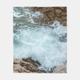 Turquoise Ocean Waves on Rocky Shore Fleecedecke