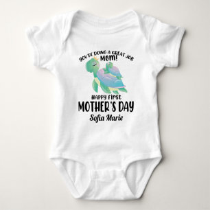 Turtle 1st Mother's Day, du tust eine tolle Arbeit Baby Strampler